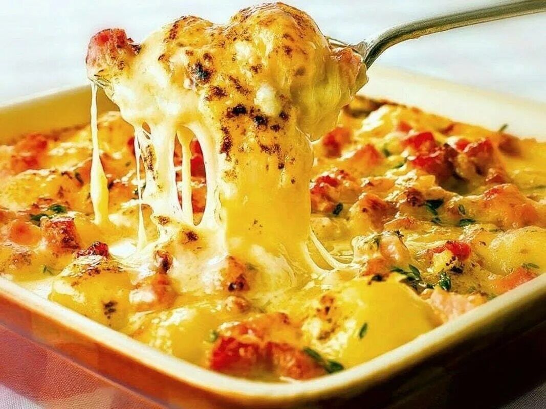 Гратен из картофеля в духовке. Картофельная запеканка гратен. Картофельный гратен с пармезаном. Картофель гратен в духовке. Гратен с моцареллой.