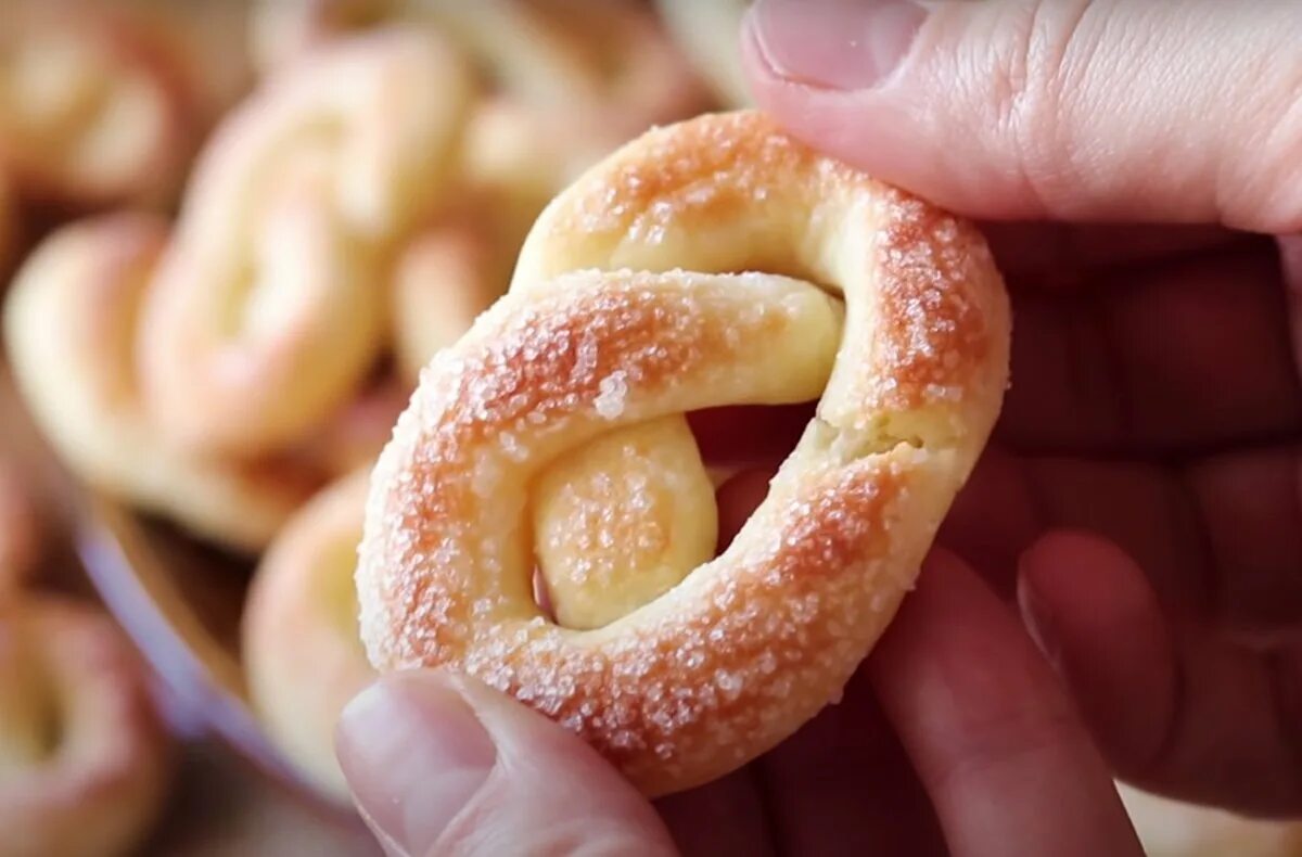 Печенье крендельки с сахаром. Крендель с посыпкой. Крендель сдобный юбилейный. Песочные крендельки. Рецепт кренделей с сахаром.