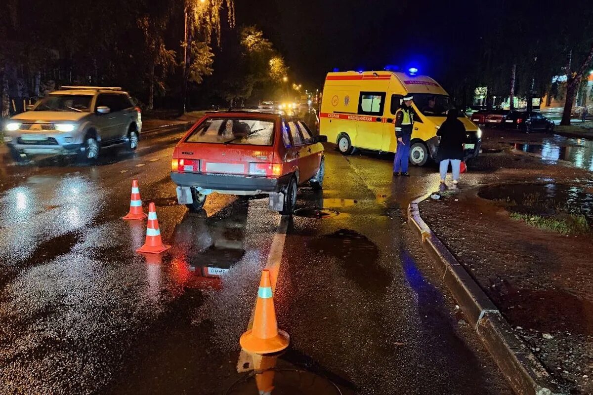 Сбили девочку в Твери на пешеходном. Улица вечером. Происшествия в Твери вчера.