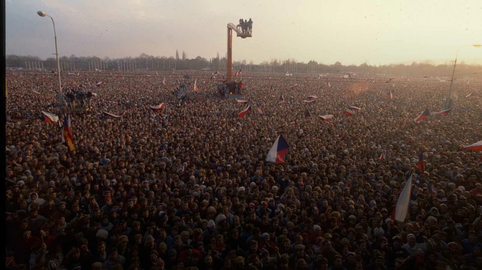 Партии чехословакии. Бархатная революция в Венгрии 1989. Бархатная революция в Чехословакии. Бархатные революции в Восточной Европе. Чехословакия 1989.