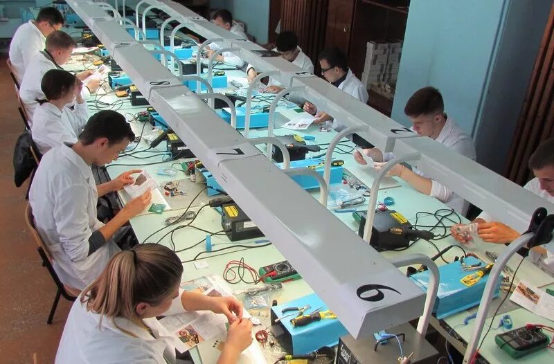 радиомонтажник-сборщик рэа. монтажник радиоэлектронной аппаратуры (рэа). радиомонтажник рэа. монтажница рэа плат завод. монтажник рэа печатных плат.