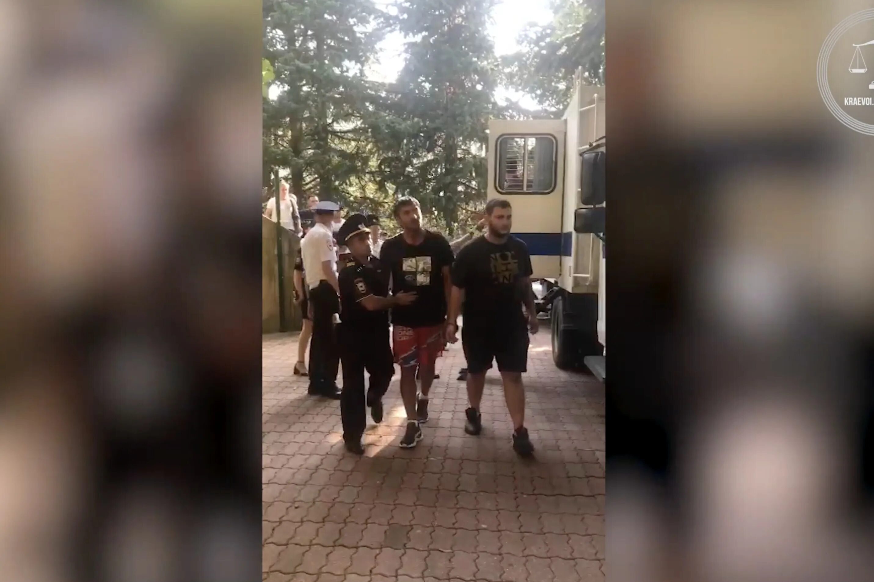 зарезал двух мужчин. зарезал двух мужчин. зарезал двух мужчин.