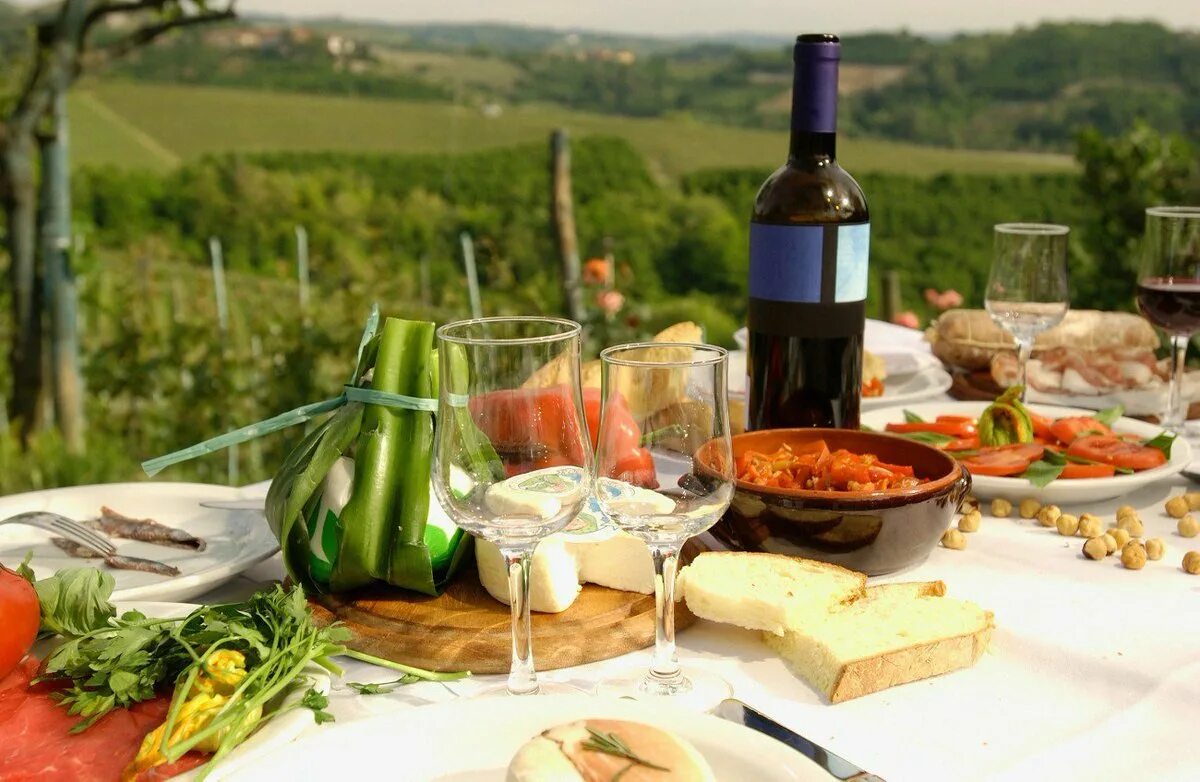 Сонник стол с едой. Накрытый стол с вином. Стол с едой. Накрытый стол с едой на природе. Застолье в итальянском стиле.