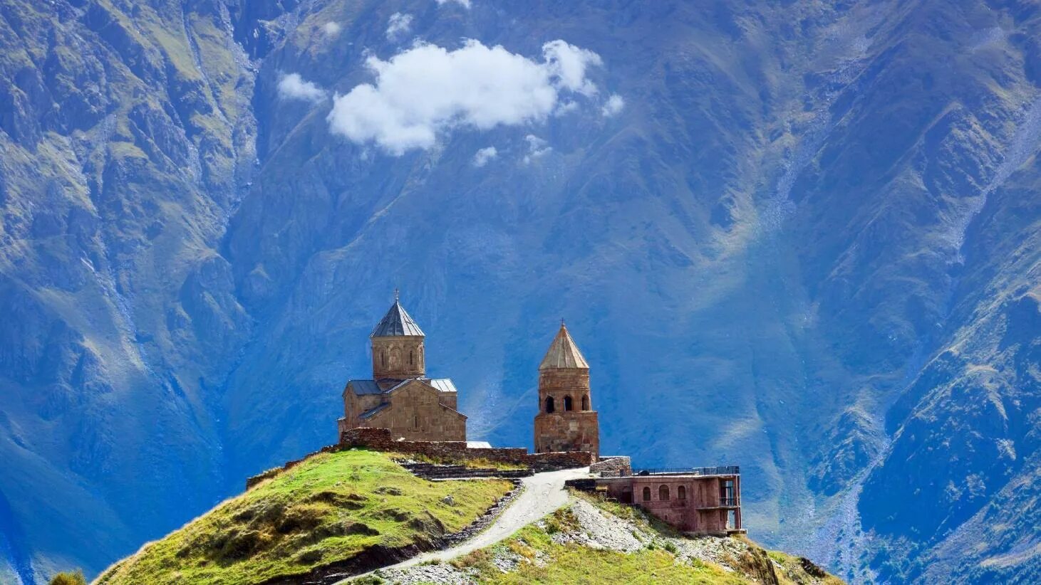 Georgia armenia. Храм Святой Троицы Гергети. Церковь Гергети Грузия. Троицкая Церковь Гергети Казбеги.