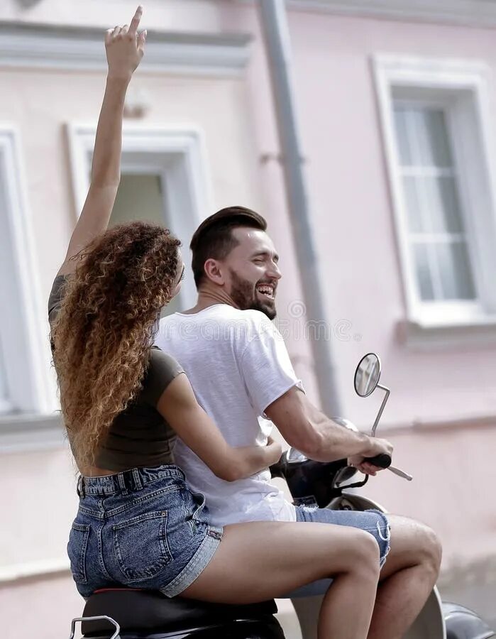 Women riding men. Блондинка верхом на парне. Блондинка верхом на мужчине. Девушка катается на парне верхом. Девушки катают парней на себе верхом.