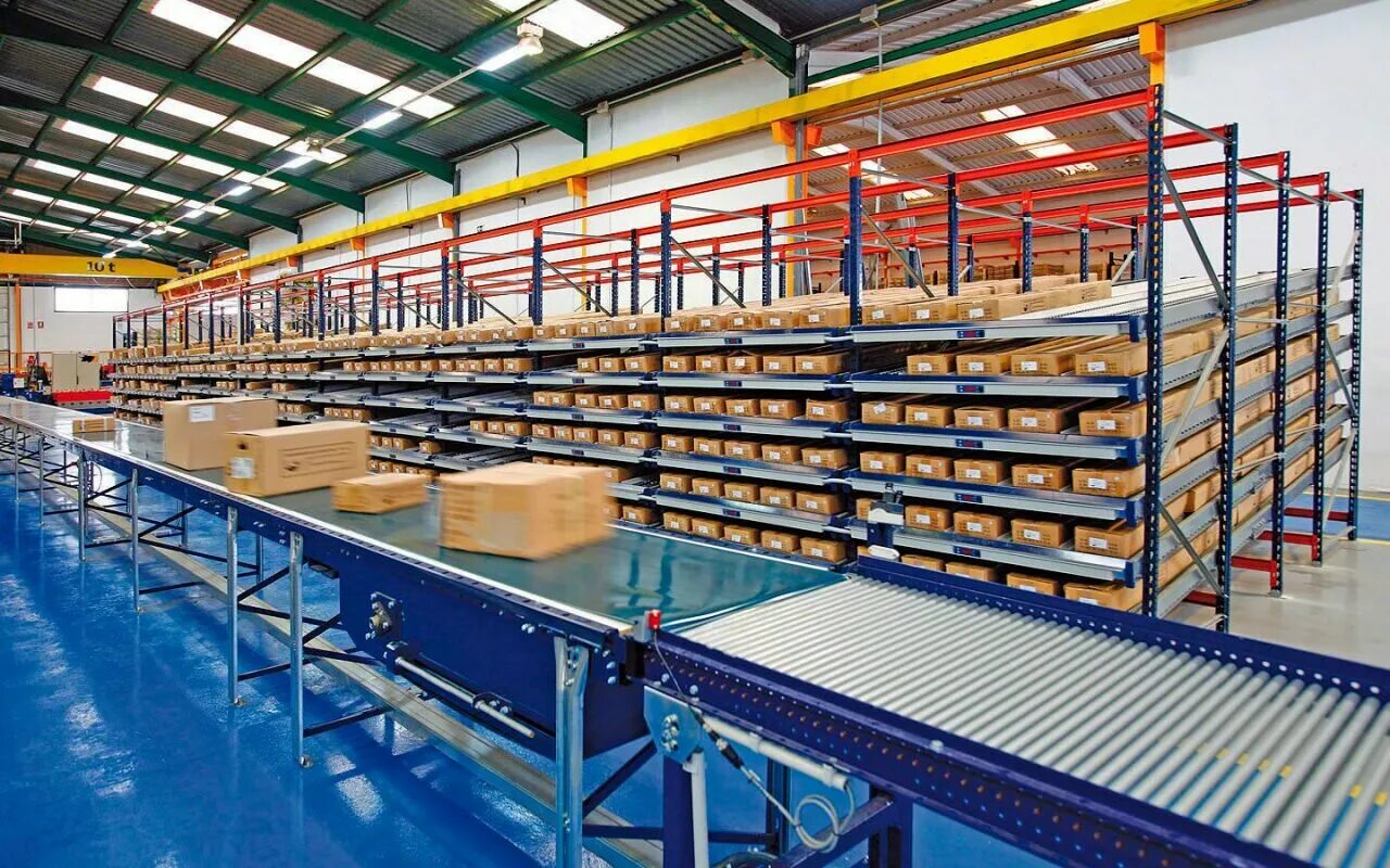 Упаковщик на склад. Сортировщик полиэтилена. Сортировка деталей на заводе. Сортировочный конвейер. Сортер конвейер.