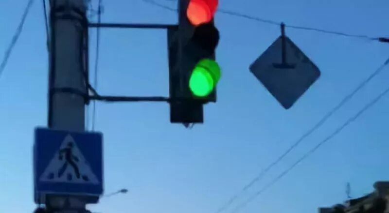 Горит красный и зеленый