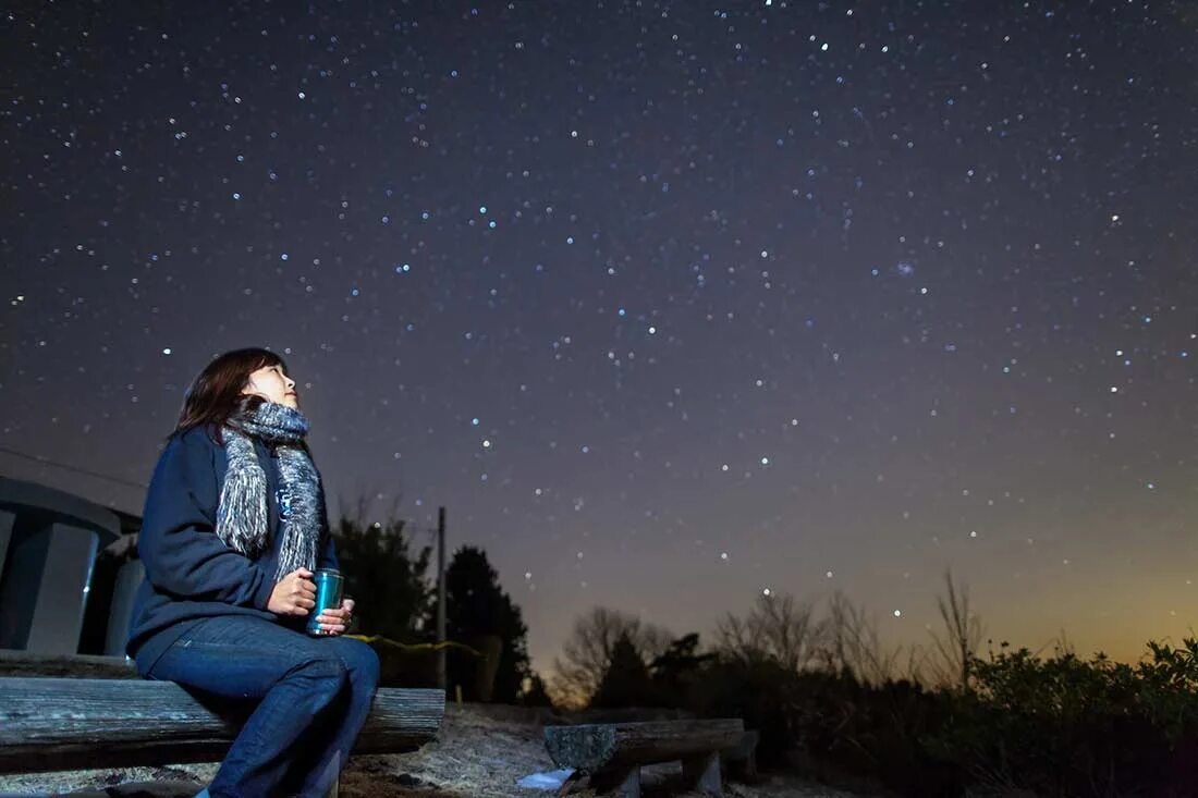 Человек на фоне звездного неба. Человек под звездным небом. Девушка на фоне звездного неба. Девушка ночь звезды.