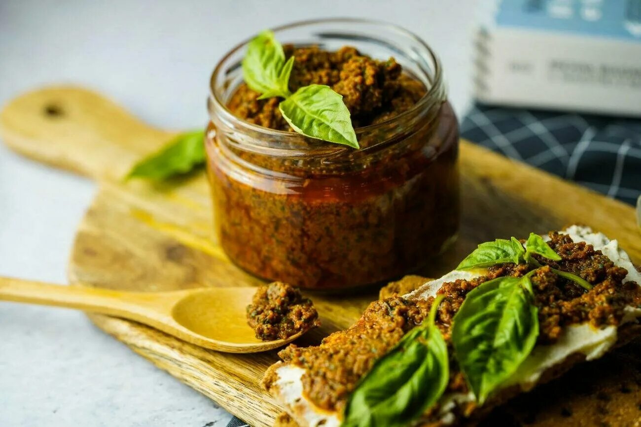 песто с вялеными. песто с вялеными. макароны пенне с песто. песто томатный базилик. брускеты беконом брускетты.