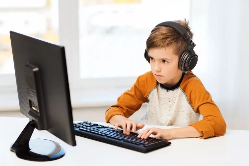 Ребенок за компьютером. Компьютер для детей. Школьник за компом. Подросток за компьютером.
