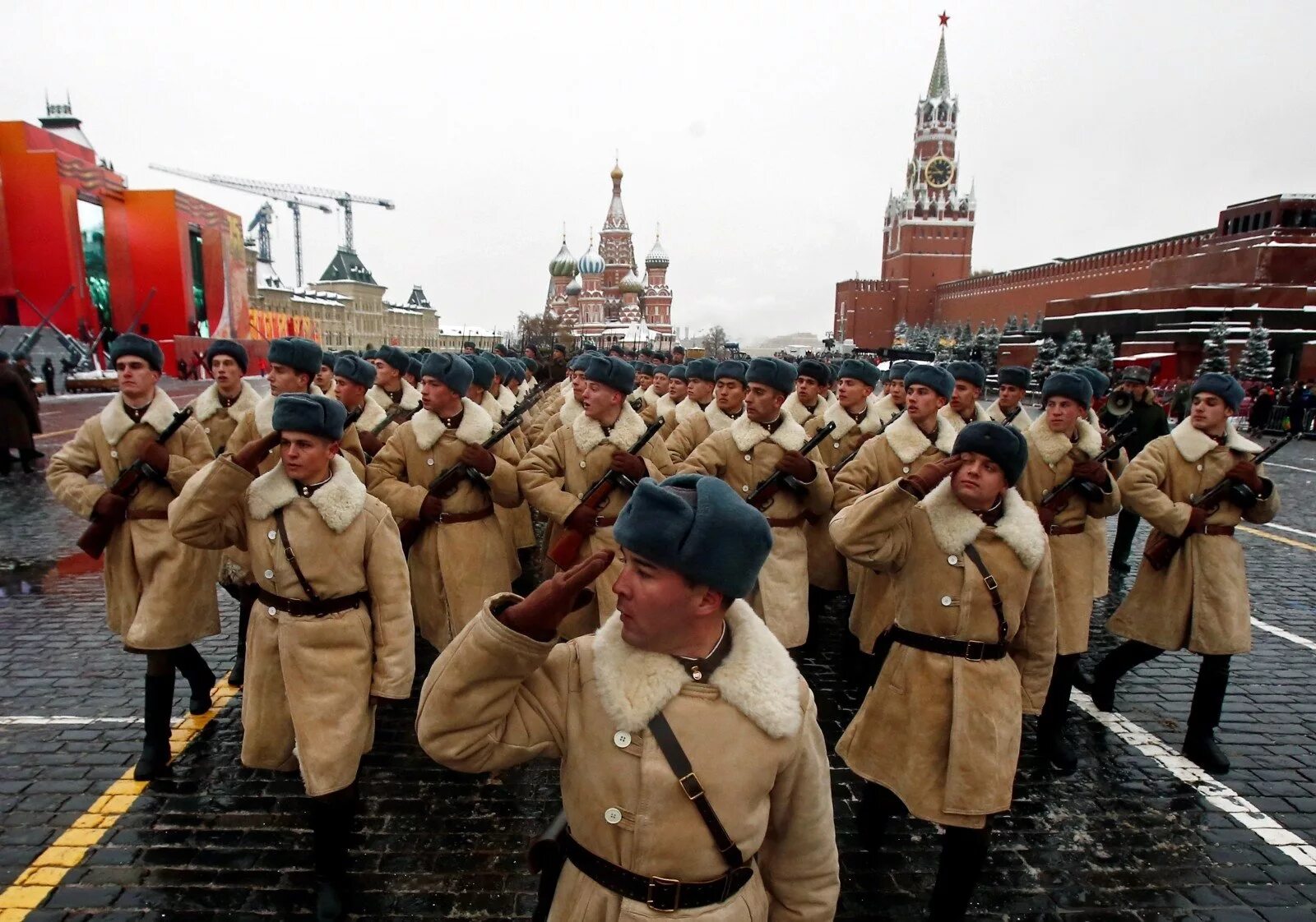 Военный парад ссср. Парад 1941 года на красной площади. Парад в Москве 7 ноября 1941. Парад на красной площади 7 ноября 1941. Битва за Москву 7 ноября 1941 года.