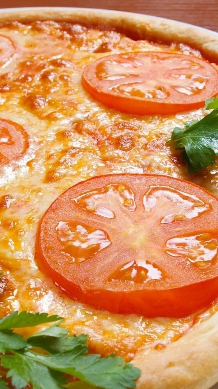 Помидоры добавить в пиццу. Пицца с томатами и моцареллой. Пицца с помидорами. Помидоры добавить в пиццу. Пицца помидорная.