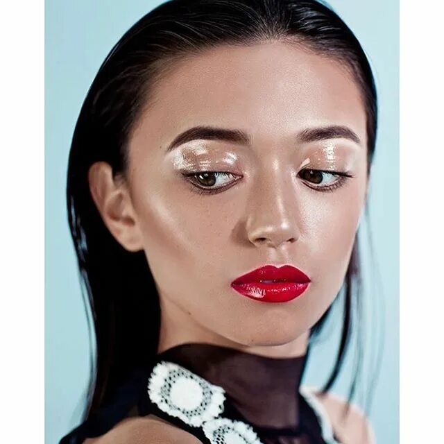 Make gloss. Красный хайлайтер. макияж к красной одежде. glossy make up. glossy eyes.