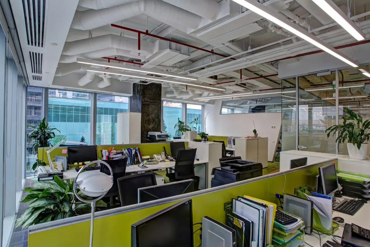 окно в офисе. рабочий офис пустой. организация виртуального офиса. The офис. офис компании.