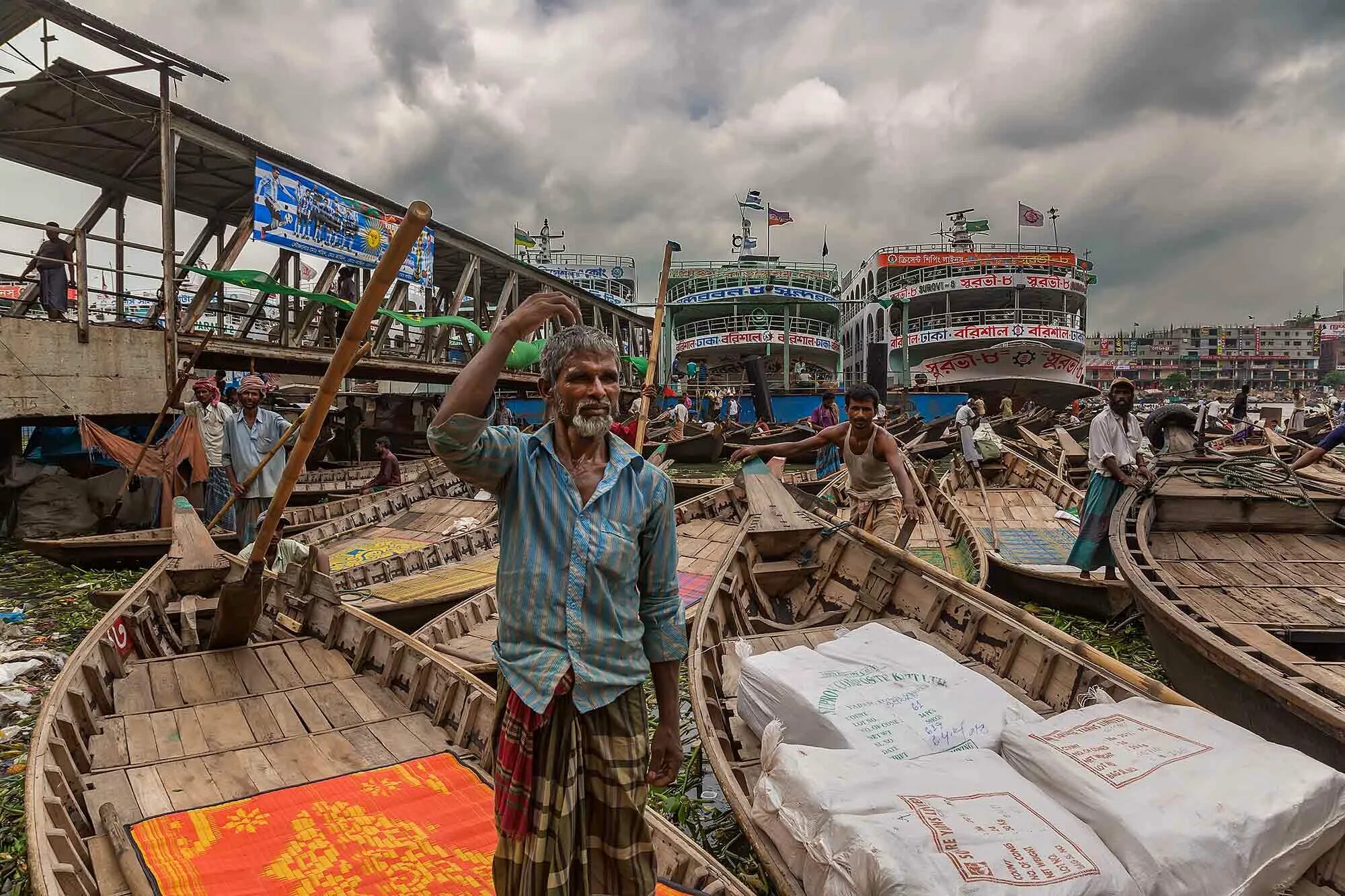 бангладешцы. дакка бангладеш перенаселение. индийцы бенгальцы. дакка бангладеш население. как выглядит бангладеш.