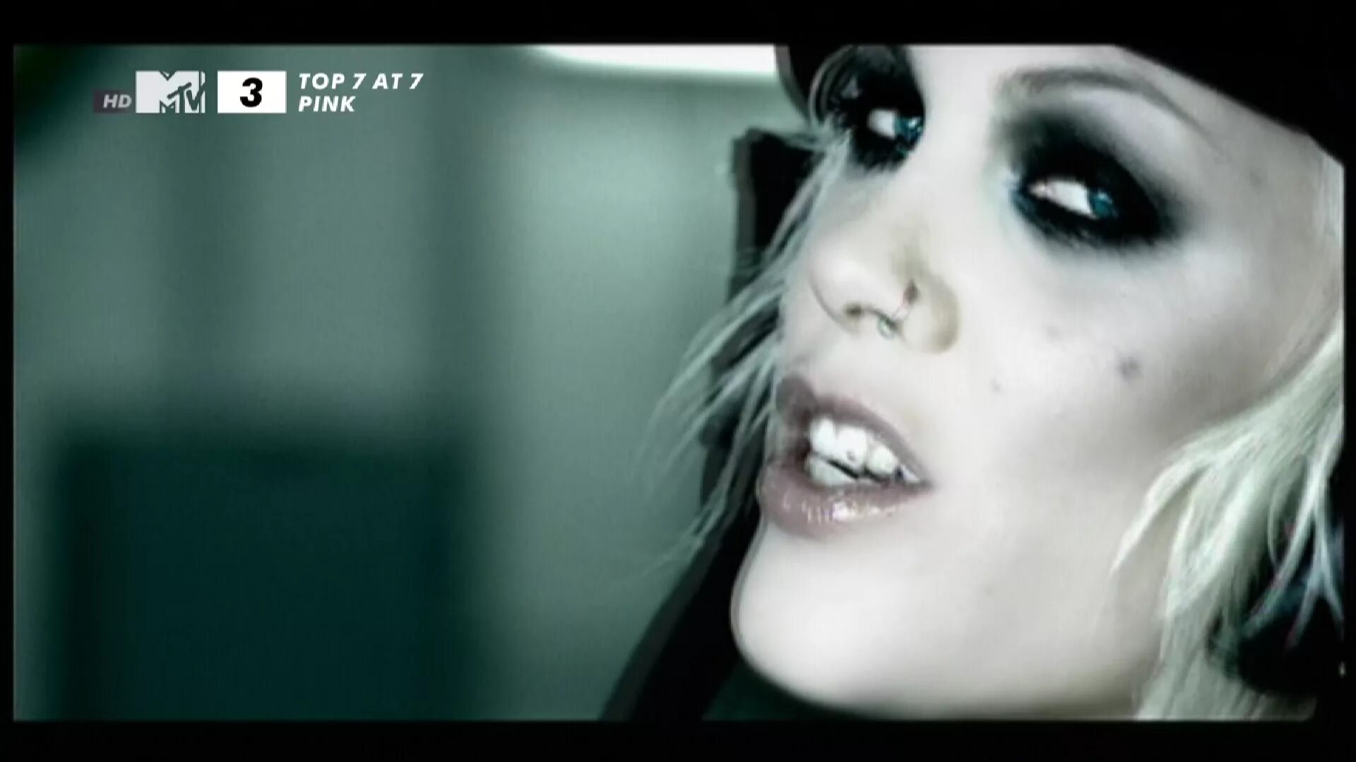 Пинк с красными волосами. U + ur hand пинк. Пинк клипы. Pink u ur hand. P!nk - u + ur hand.