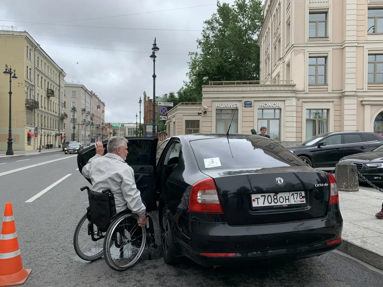 Можно ли парковаться инвалидам на платной парковке. ТС инвалида. Владельцев ТС инвалидам. Стив Джобс парковался на инвалидном месте. Где могут парковаться инвалиды в СПБ.