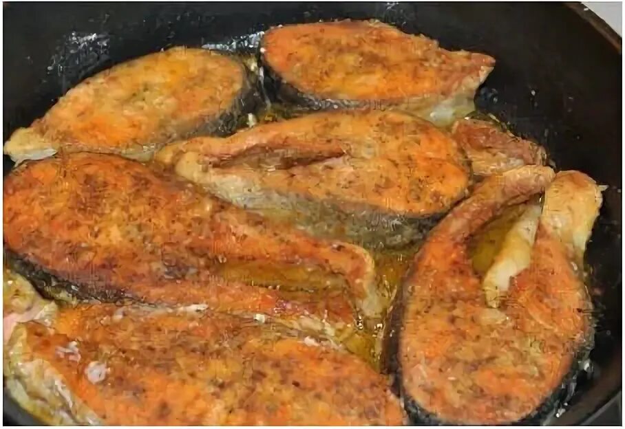 Как пожарить кижуч на сковороде вкусно. Кижуч рыба жареная. кижуч жареный на сковороде. стейки из кижуча на сковороде. кижуч в кляре жареный на сковороде.