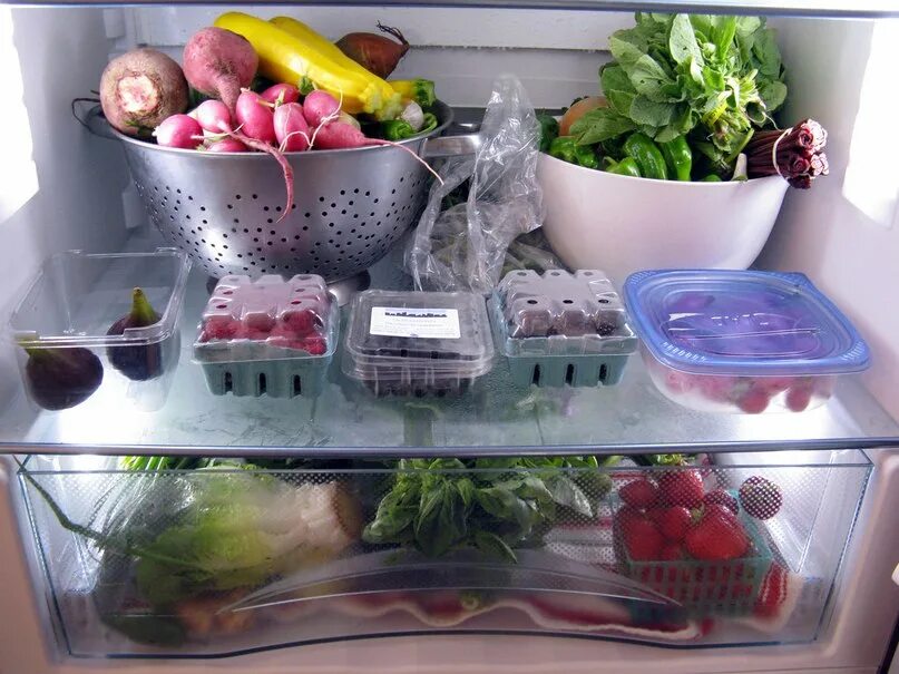 Холодильник с продуктами. Хранение продуктов. Хранение продуктов в холодильнике. Хранение овощей в холодильнике. Можно хранить овощи в холодильнике