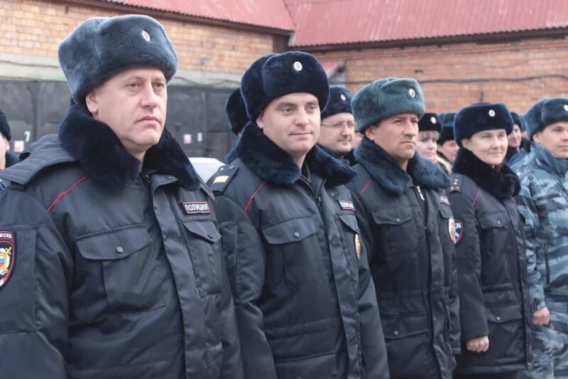 Зимняя форма одежды росгвардии. Переход на зимнюю форму. Зимняя форма сотрудников мчс россии. Полковник полиции в зимнем. Сотрудник мчс.