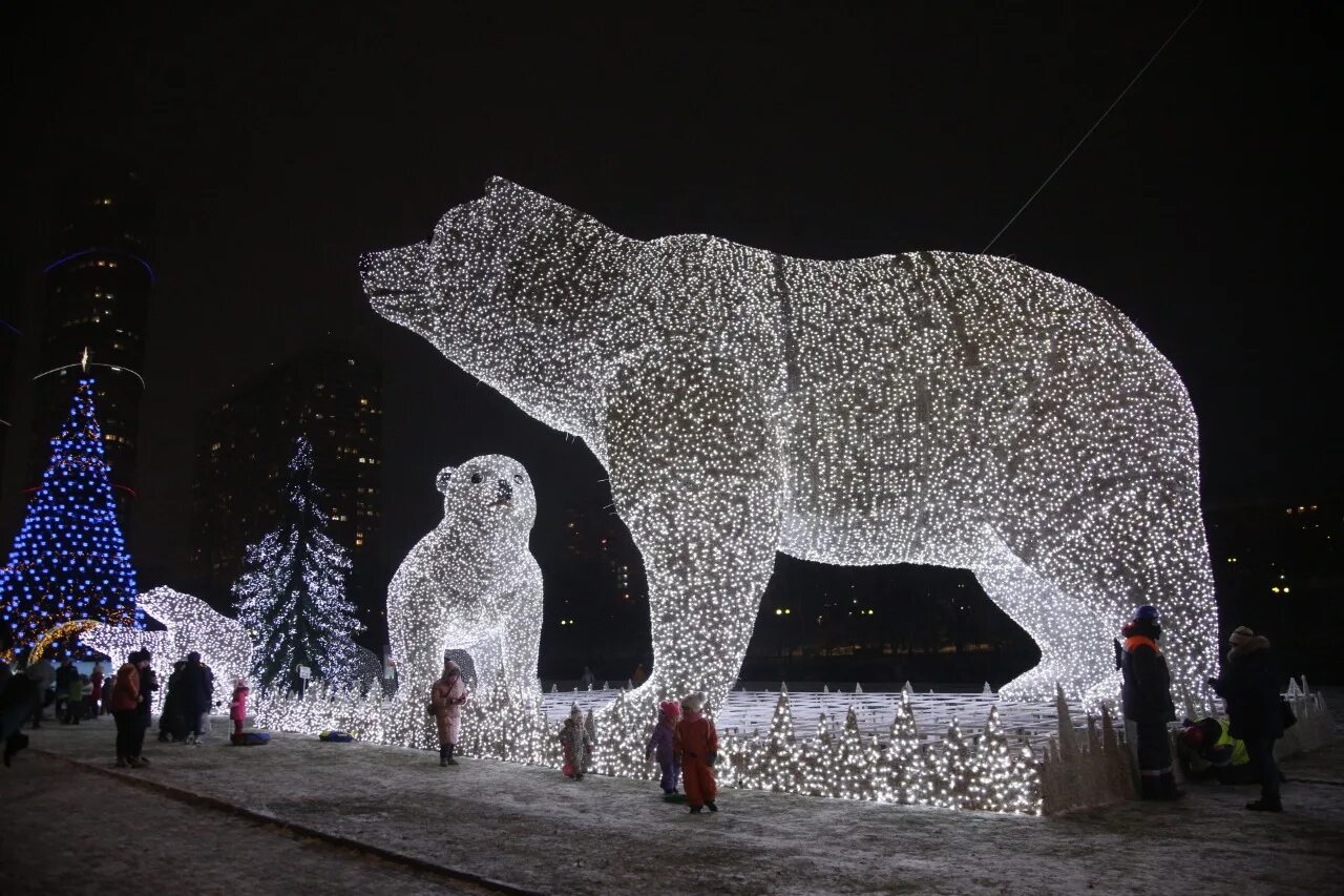 Парк горького москва медведи. Медведи в москве светящиеся. Ростокинский акведук инсталляция умки. Парк ростокинский акведук новогодние медведи. Ростокинский акведук зимой медведи.