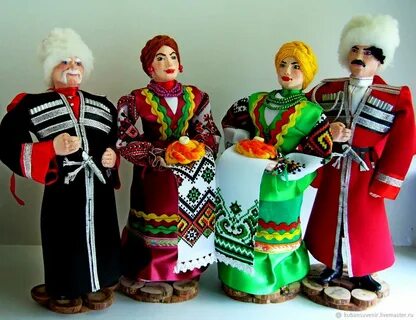 Фигурки в национальных костюмах