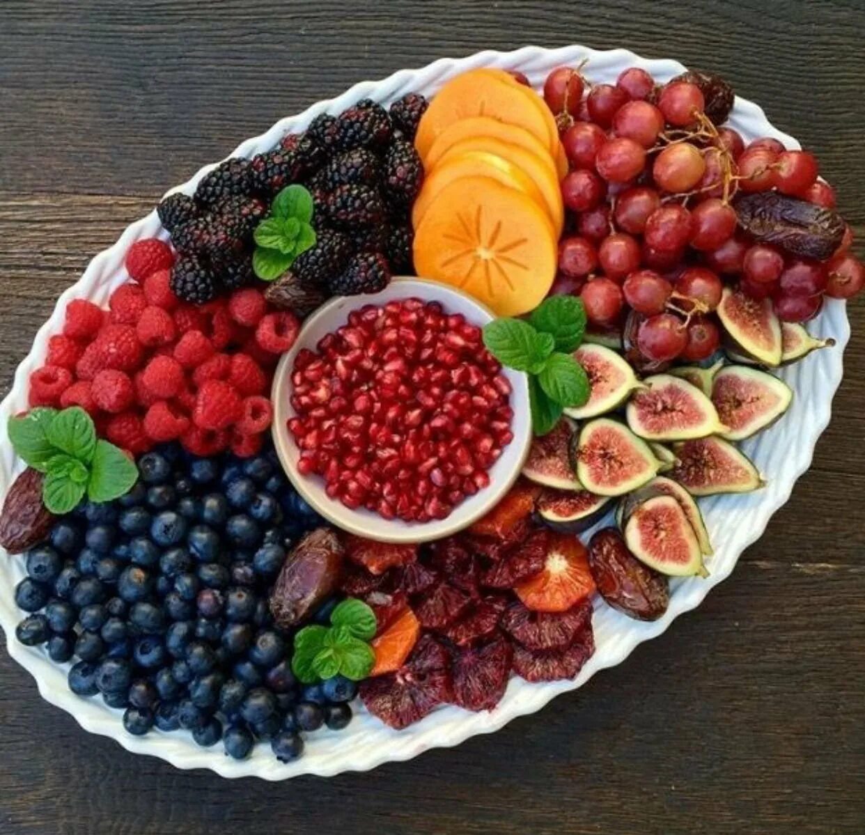 фруктовое ассорти. фрукты и ягоды. красивые фрукты. ваза с фруктами. фрукты на столе.