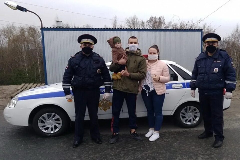 В казани ребенок в машине. Многодетные мамы за рулём. Машины на детских площадках. Заперли машину. В казани ребенок в машине.