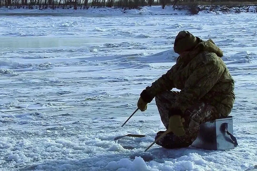 Ловля п. Рыбалка зимой. Рыбак зимой. Зимняя рыбалка на Амуре. Зимняя рыбалка на льду.