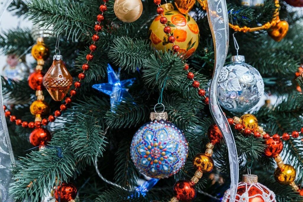 Украсить елку на новый год. Елка с фиолетовыми шарами. Цвета нового года. Красиво нарядить елку. Новогодняя елка в синих тонах.