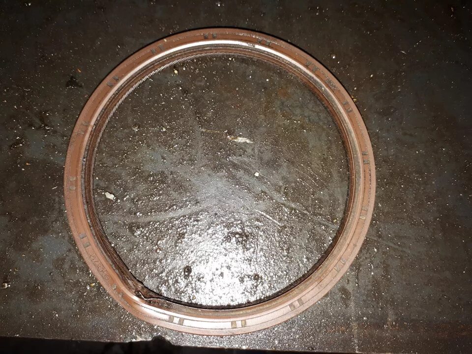 Задний коренной. Задний коренной. Задний сальник коленвала 2 jz toyota. Сальник toyota 9031190006. Коренной сальник двигателя doosan 520.