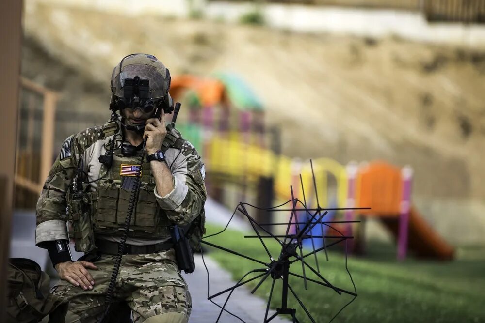 Soldiers radio. Soldier Radio. Soldier on Radio. Military specs device. Soldier with radiostation.