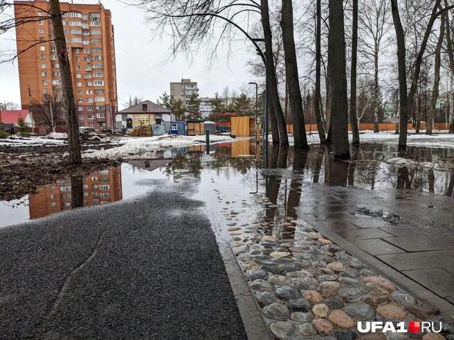 Северный парк затопило. Потоп в воронеже. Ручей в центре воронежа. Водные объекты в невском районе. Канализация воронеж.