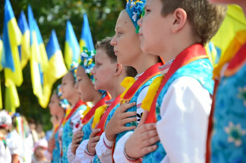 Украина исполнил. День независимости Украины. День независимости Украины фото. Гимн Украины. Поют гимн Украины.