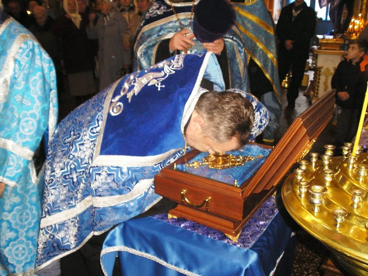 Иконы богородицы в ризе. Частица ризы пресвятой богородицы. Риза и пояс богородицы. Частица ризы господней в храме христа спасителя. Риза пресвятой богородицы нижний.