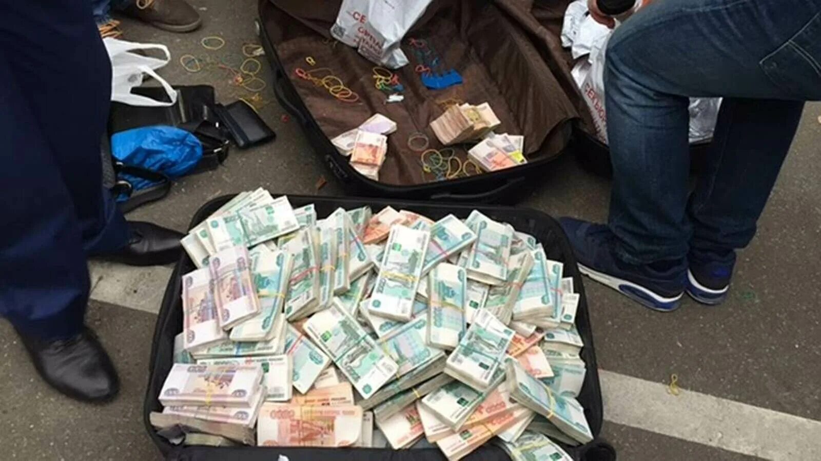 Найти кучу денег. Миллиарды полковника захарченко. конфискация денег. обнал денег. куча денег.