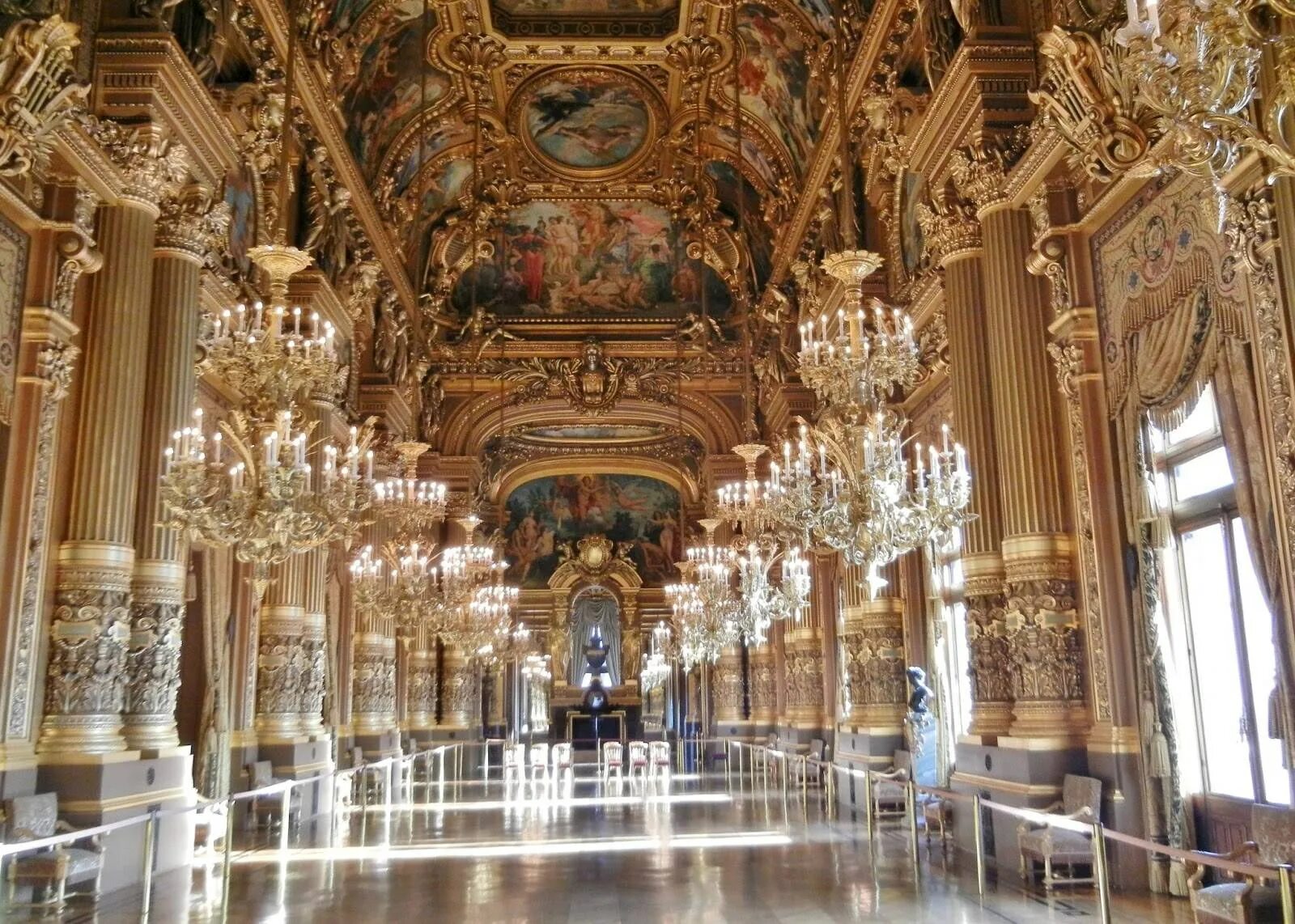 Версальский дворец бальный зал. Зеркальный зал Версальского дворца. Висбаден дворцы внутри. Версалес Холл рымынский.