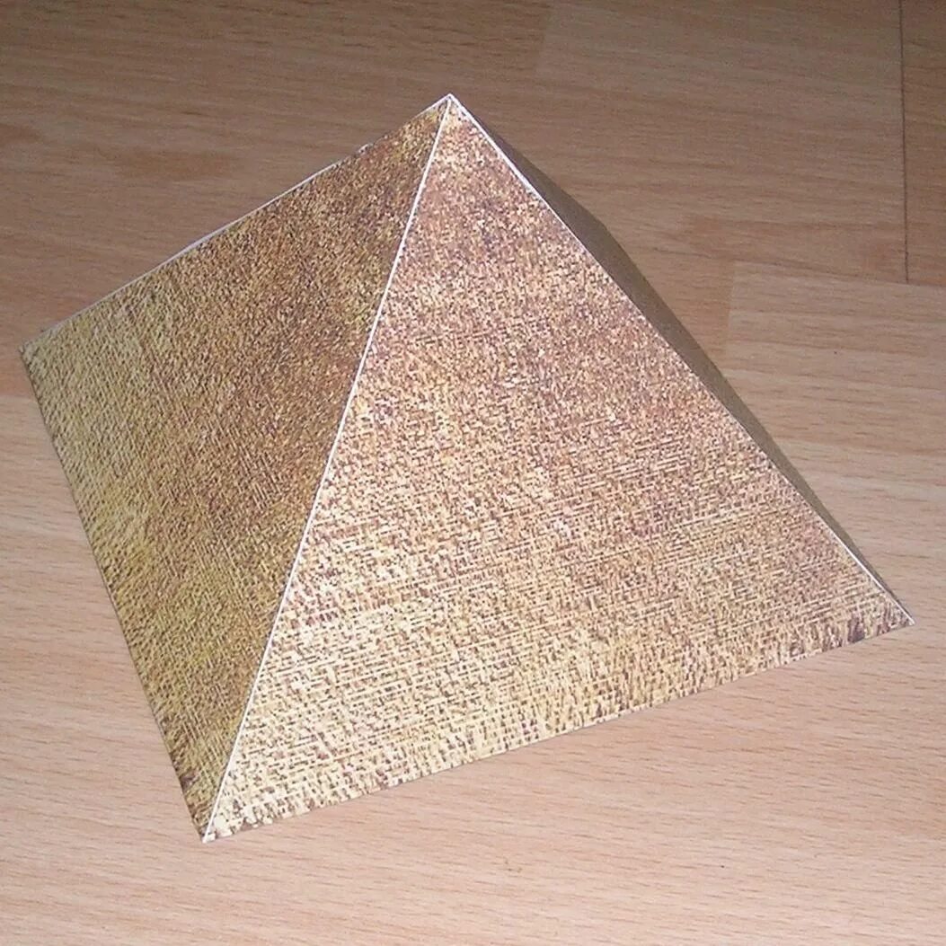 Сделать пирамиду самом. Пирамида Хеопса модель из бумаги. Макет пирамиды Хеопса из бумаги. Пирамида Хеопса из пенопласта. Пирамида Хеопса вырезать.