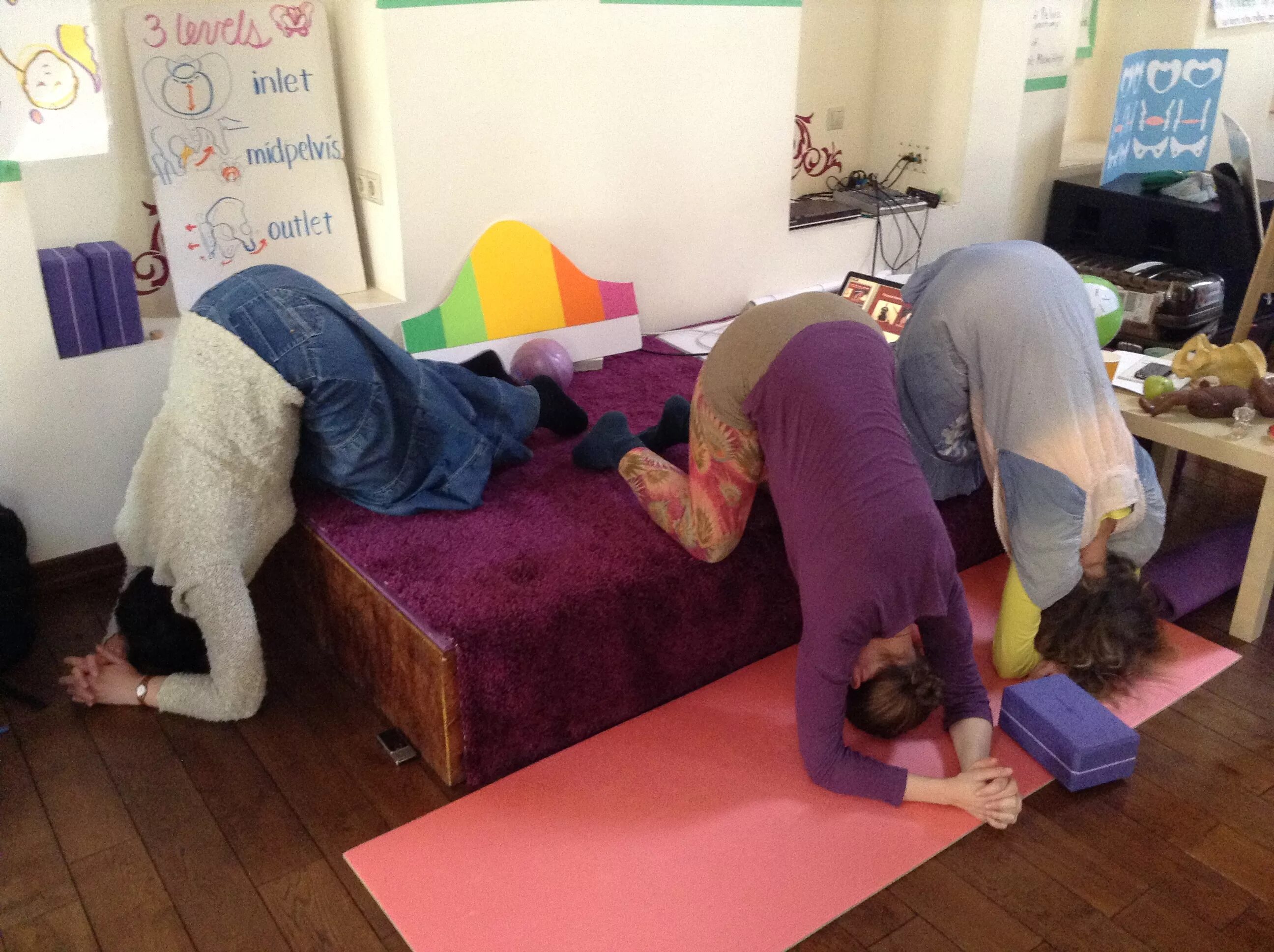 ребенок переворачивается. наружный акушерский поворот осложнения. упражнения для переворачивания ребенка в утробе. акушерский переворот при тазовом предлежании. как перевернуть ребенка в животе.