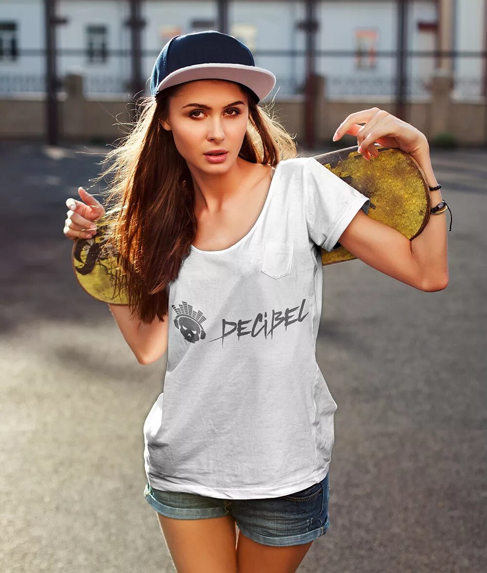 Футболка женская. Большая майка на девушке. Девушка в майке. Большая майка на девушке. Широкие футболки женские.