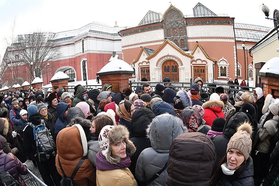 В первую очередь в соответствии. Очередь на Серова в Третьяковке. Очередь в Третьяковскую галерею. Очередь в музей. Очередь на Серова.