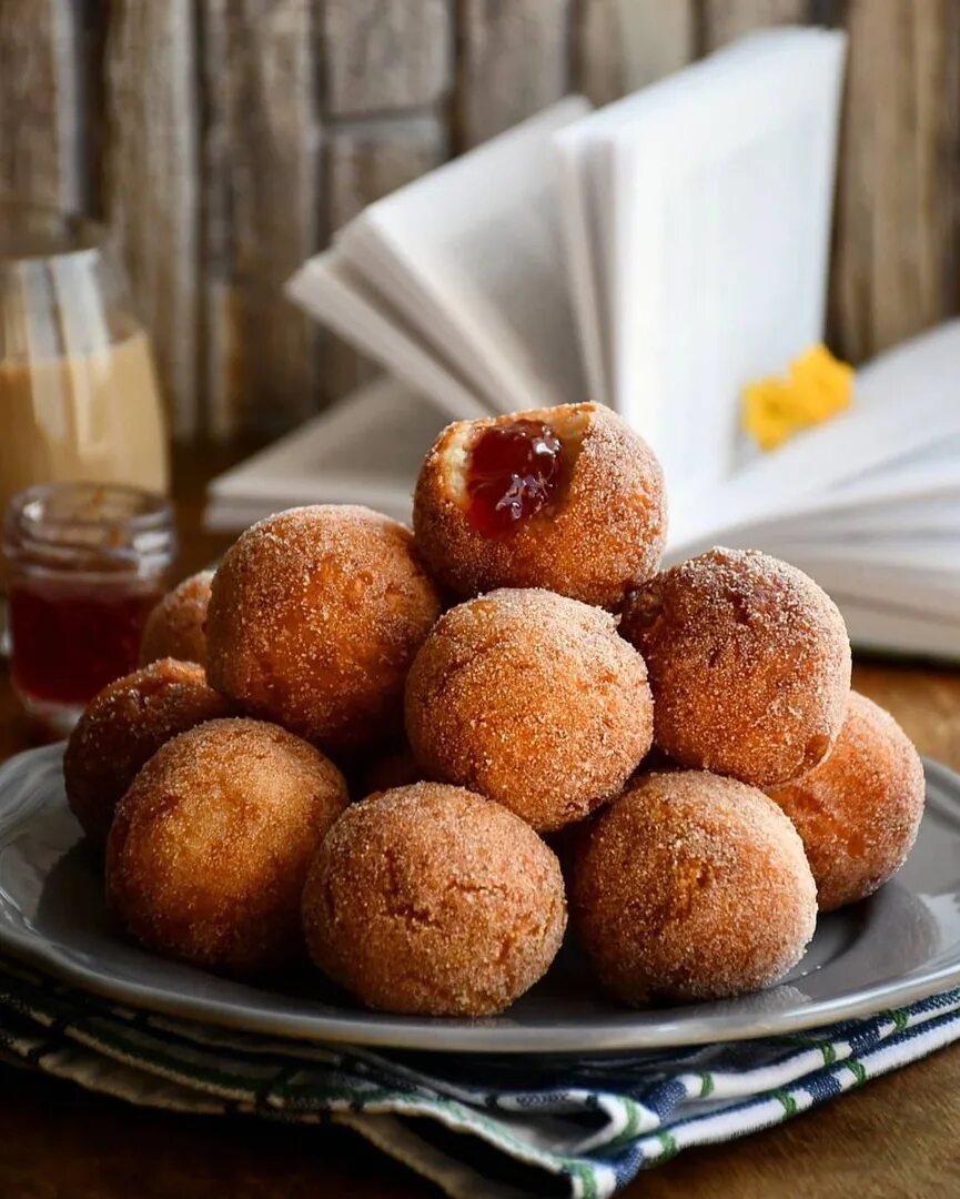 творожные шарики во фритюре. творожные шарики жареные в масле. творожные шарики жареные в масле. круглые творожные шарики. колобки жареные в масле.