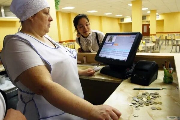 Продавец кассир в столовую. Кассирша в столовой. кассирша в школьной столовой. кассир на кассе в столовой. терминал в школьной столовой.