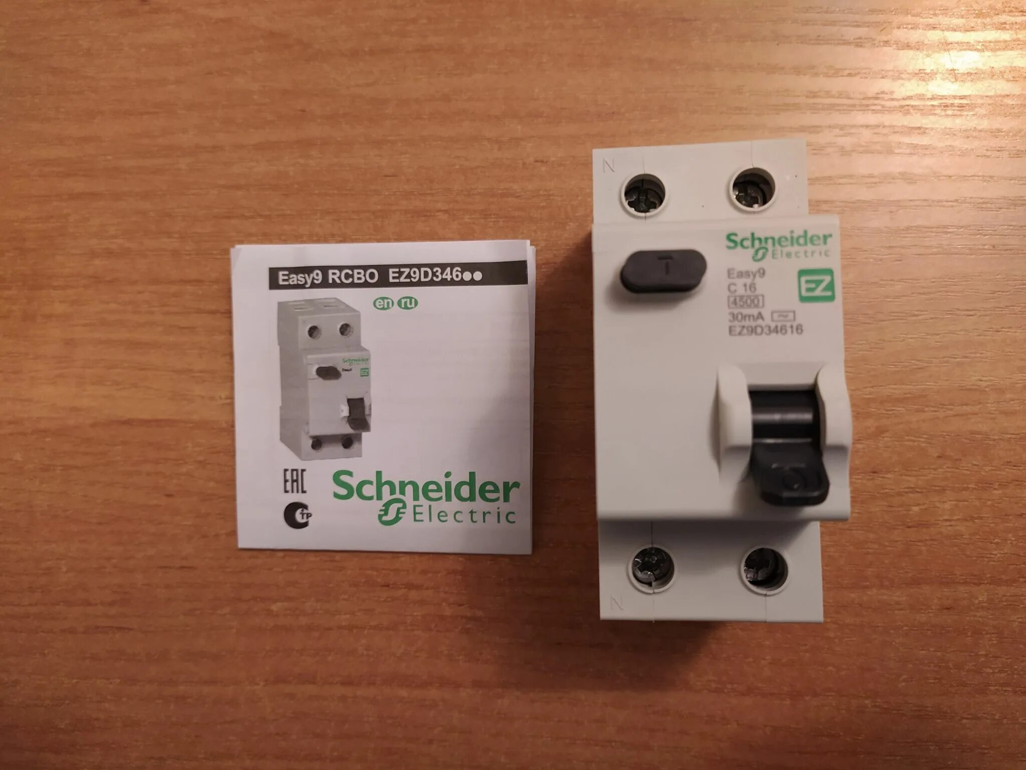 Автомат Schneider Electric easy9 16а. Schneider Electric easy9 c16 диффавтомат. УЗО Schneider Electric easy9 c16. Дифавтомат Schneider Electric easy9 2p 20а. Easy 16