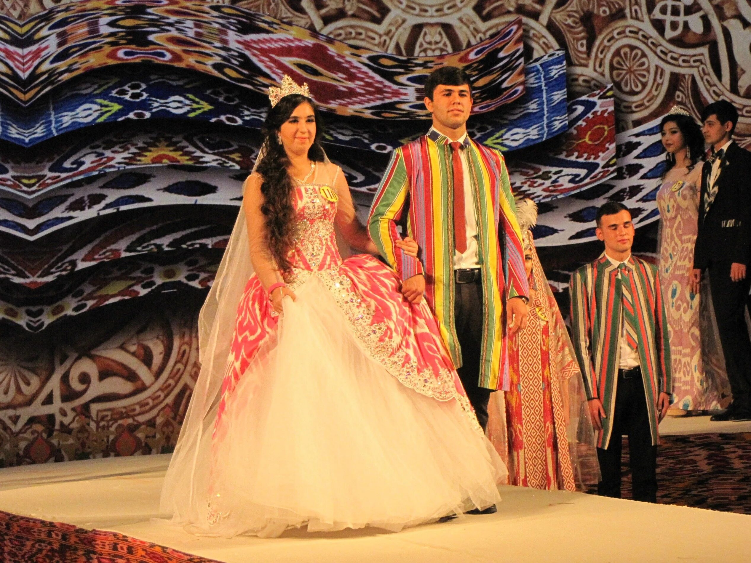 Узбекистан келин либослари. Атлас и адрас в Таджикистане мода. Келин кӯйлак. Миллий либослар 2020 атлас.