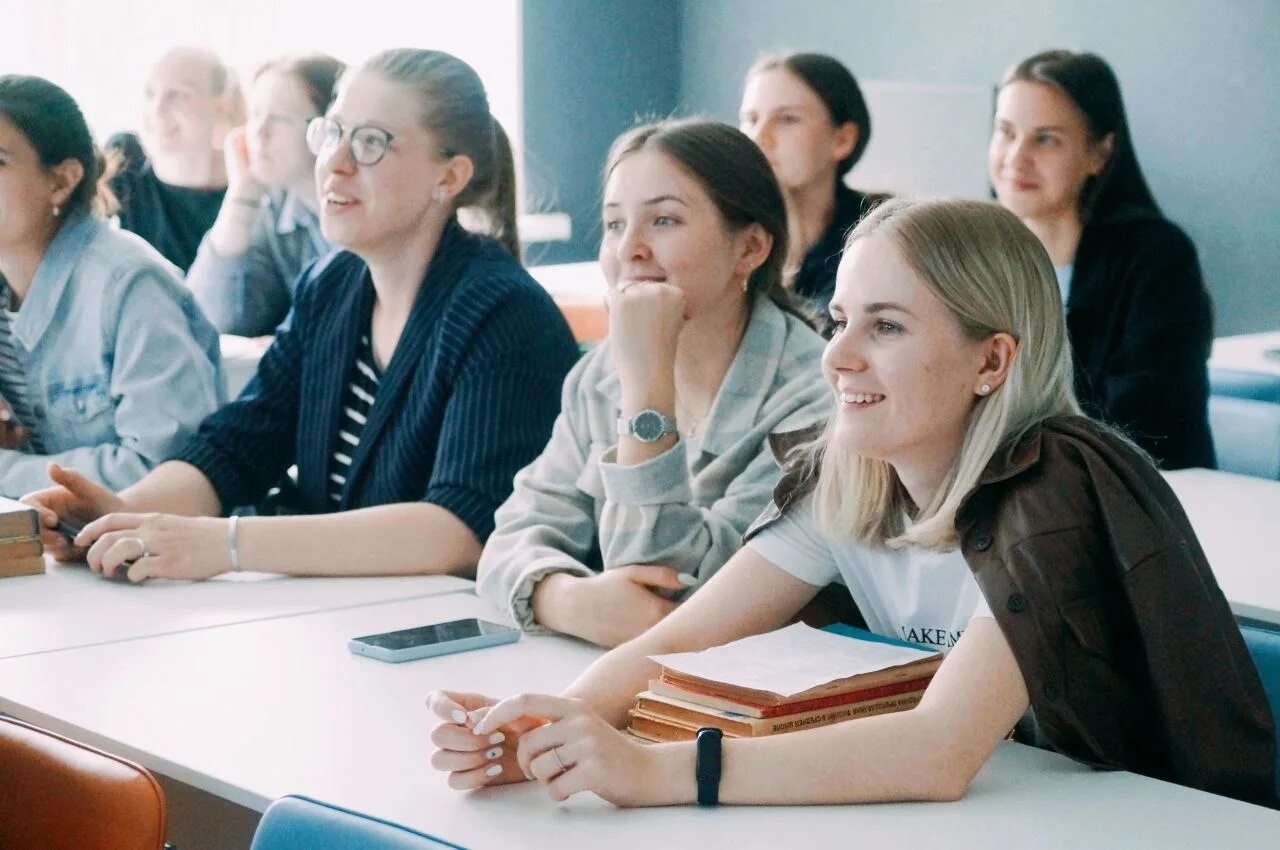 Педагог вуза. Педагог и студент. Профессиональное обучение. Преподаватель вуза.