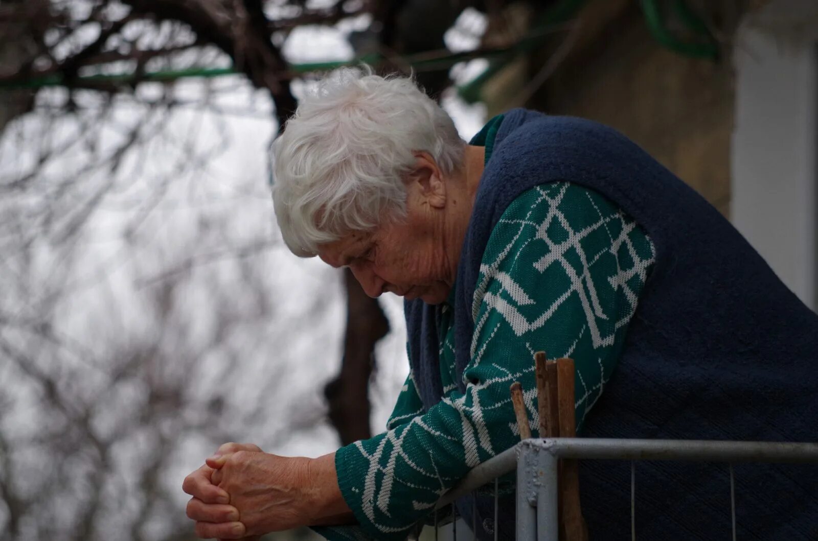Пенсионеры твери. Боевой пенсионер. Европа замерзает 20 тыс пенсионеров. Дом престарелых в торжокском районе. Спировская центральная библиотека.