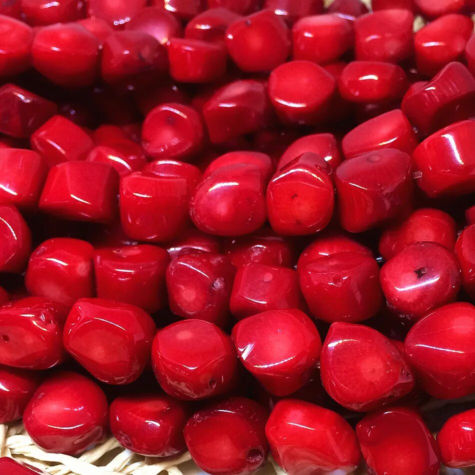 Драгоценный коралл. Красная и коралловый камни. Драгоценный коралл. Красный коралл камень. Коралл камень магические.