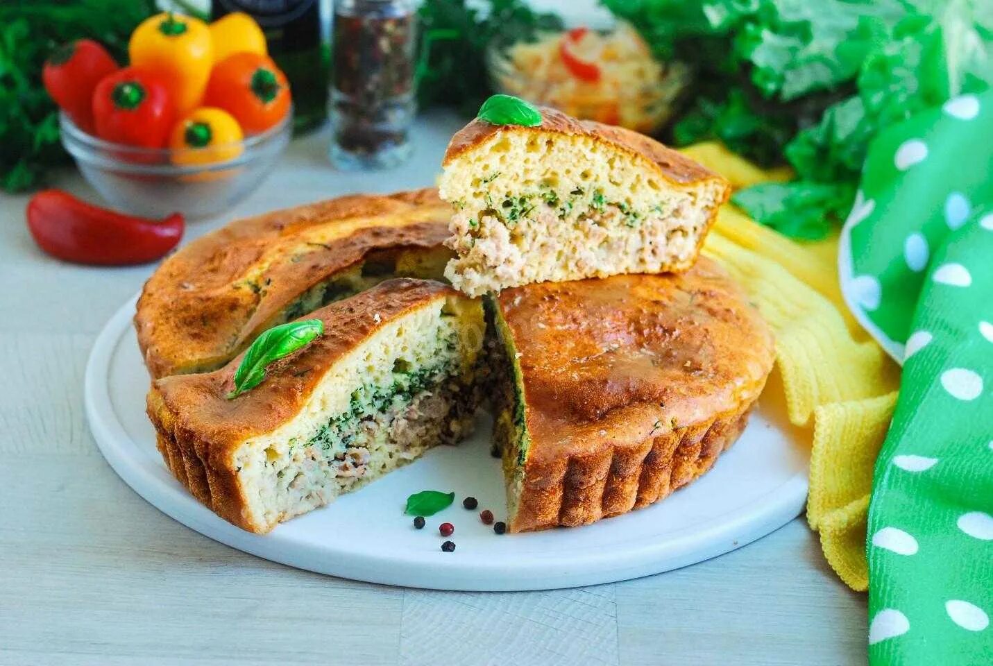 Заливной пирог рецепт простой и быстрый. Заливной пирог с мясом. заливной пирог на кефире. заливной пирог с фаршем. калинина наталья заливной пирог.