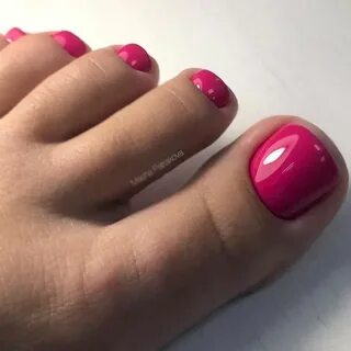 Яркий педикюр однотонный